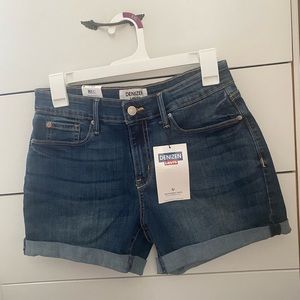Levi’s size 4 womens shorts 5” mid rise
